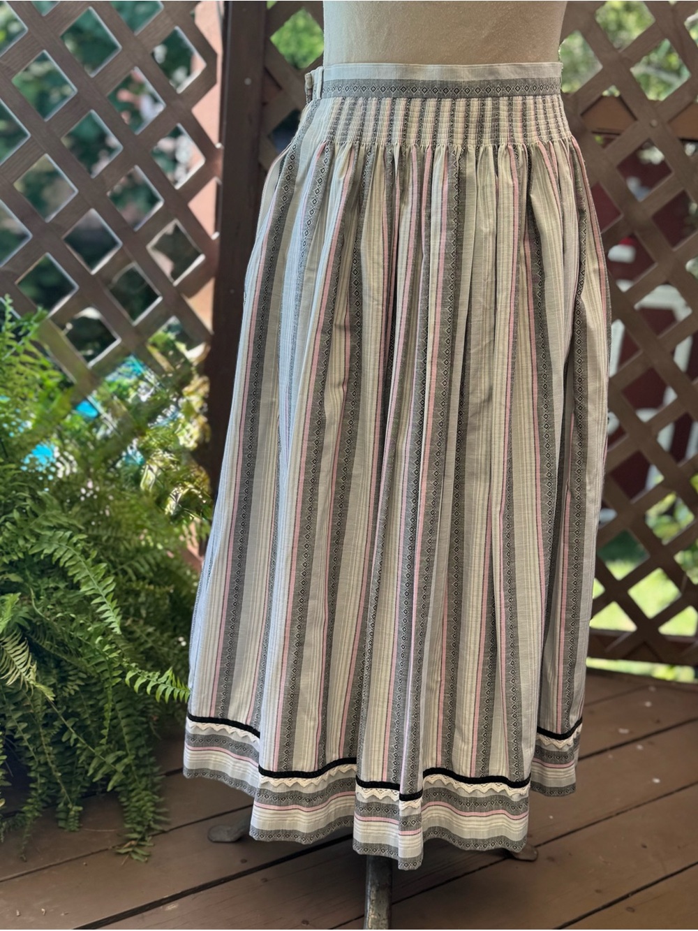 Trachtenmoden Alpentraum Dirndl skirt size 38 Cotton.
